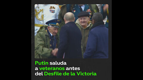 Putin estrecha la mano a veteranos antes del desfile del Día de la Victoria