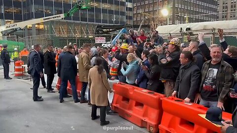 The Workers in NYC Chant We Love Trump !!!