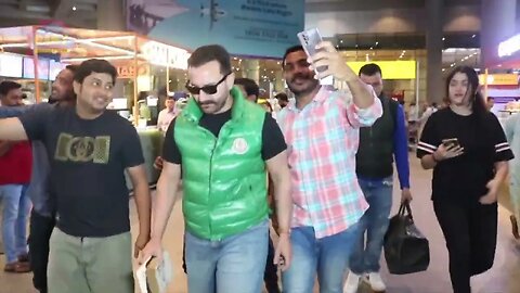 Selfie With Saif Ali Khan At Mumbai Airport