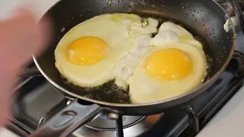 How to Flip Eggs without a Spatula