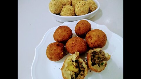 BOLINHO DE CORDEIRO COM MASSA DE INHAME E PERAS