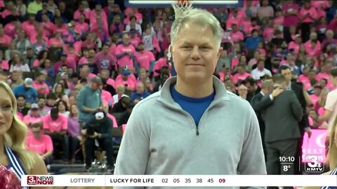 Retired Air Force lieutenant colonel honored with award at Creighton game