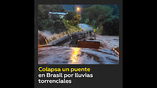 Un puente es arrastrado por fuertes inundaciones en Brasil en pleno directo de una alcaldesa