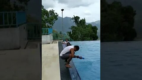 Water games in the pool.😃