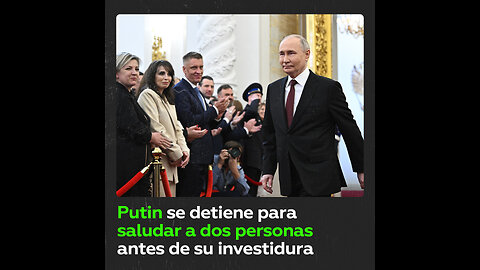 Putin se detiene para saludar a dos personas camino a su investidura