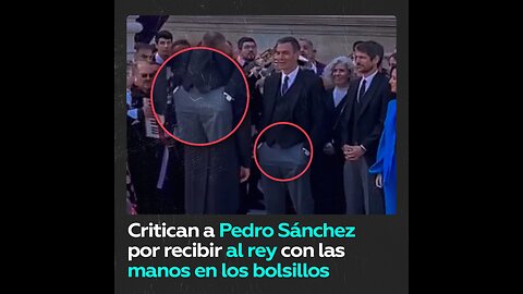 Pedro Sánchez recibe al rey con las manos en los bolsillos