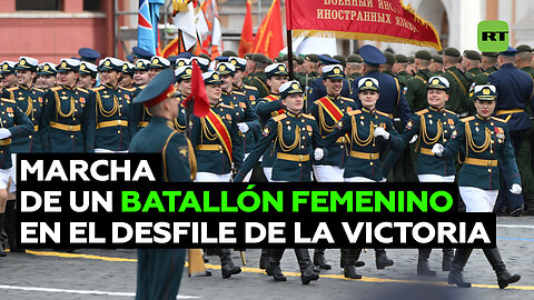 Mujeres militares desfilan por la Plaza Roja en el Día de la Victoria