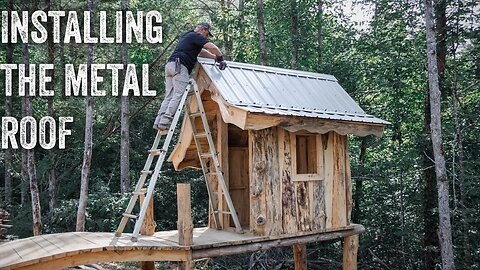 S2 EP13 | HOBBIT STYLE OUTDOOR COMPOST TOILET | INSTALLING THE METAL ROOF AND LOGS FOR CABIN SIDING