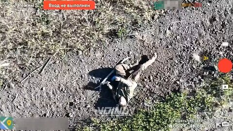 Footage of a 🇷🇺drone delivering water & medicine to a wounded fighter while he awaits evacuation