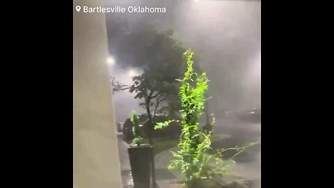 OKLAHOMA 🚨 Tornado hits the Hampton Inn in Bartlesville, causing the roof to fly off.