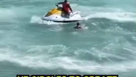 A shark attacked a men 👾