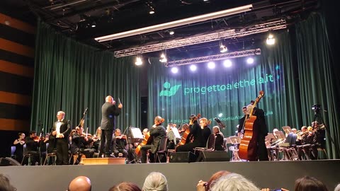 Il tenore Joe Spratt con l'Orchestra filarmonica di Lucca