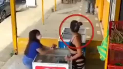 OJO CON LO QUE PASA AQUI LA NIÑA QUERIAN ROBARLA... INCREIBLE VIDEO