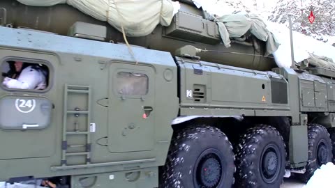 Yars launching vehicles enter their patrol routes in Barnaul missile formation