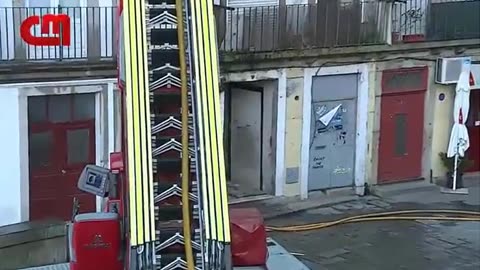 Incêndio destrói prédio no Porto e deixa 13 pessoas desalojadas