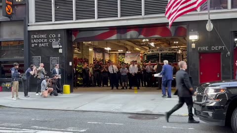 Trump brings pizza to an FDNY firehouse