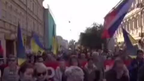 Quando ancora ucraini e russi si abbracciavano per le strade