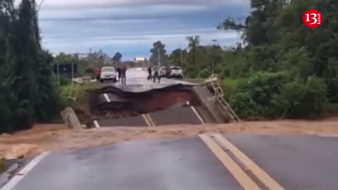 Terrifying footage of disastrous flood in Brazil - Houses, streets are under water