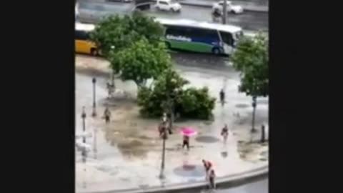 Fortes chuvas fazem navio se desprender de porto no RJ