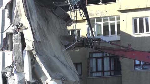Turkish building demolished after quake