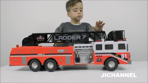 Camion de pompier réaliste de 73,7 cm avec lumières, son et échelle de travail pour enfants