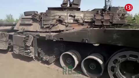 Russian soldiers evacuate the captured Abrams tank from battlefield - "We are taking it to Moscow"