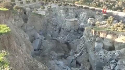 After an earthquake in Turkey, a giant fault, 30 meters deep and about 200 meters wide, appeared in Hatay province, splitting in two an olive field in the local village.