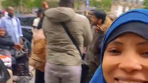 Christian preacher in Paris surrounded and threatened by a crowd of Islamic immigrants.