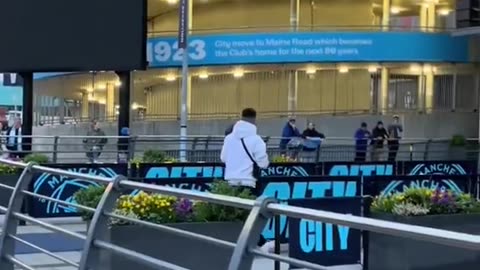 Arjen Robben at Etihad. what is he cooking🤔