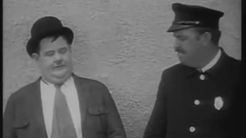 Laurel & Hardy: Stan gets an apple stuck in his mouth (really funny!)