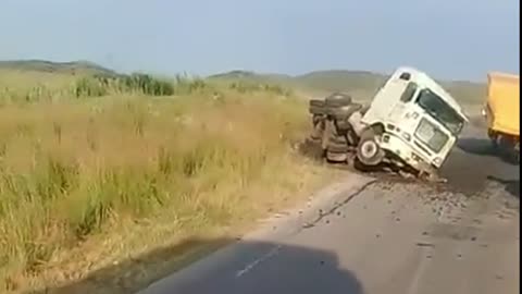 Truck vs Pothole - R54 between the Vaaldam and Villiers