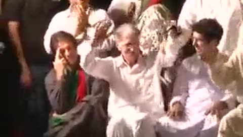 Pervaiz Khattak Embarrassing Imran Khan in Jalsa