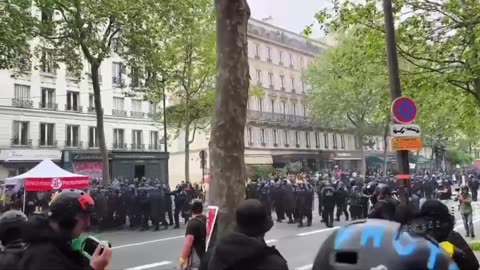 Police in Paris Clash With Labor Rights Protesters