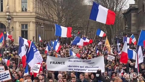 "No tanks, no planes, no missiles to Ukraine!' 🇫🇷 In Paris, they protest against the supply of weapons to Ukraine. The protesters also cut the NATO flag.