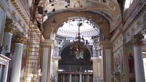 Ukrainians celebrate Easter in damaged cathedral