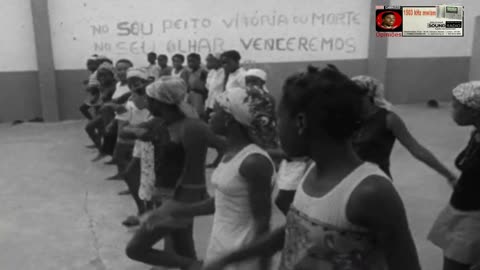 Angola, raparigas marcham e cantam música de exaltação à ação de Agostinho Neto e do MPLA