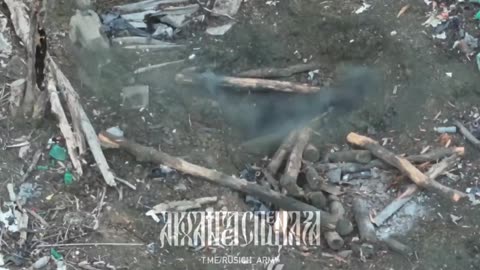 🇷🇺🇺🇦 Russian soldier blows up Ukrainian militants hiding in a hole.
