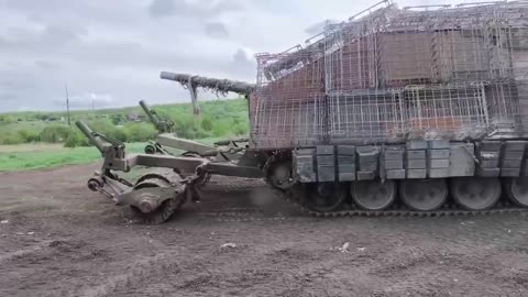 🇷🇺 Another video of a Russian turtle tank with a mine trawl attached to it