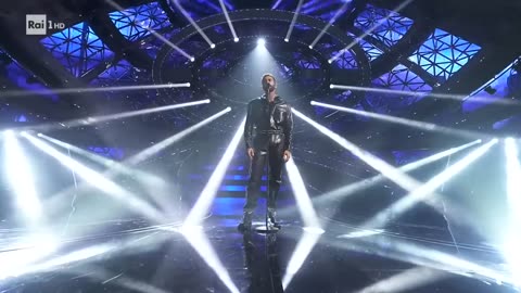 Marco Mengoni canta 'Due vite - Sanremo 2023