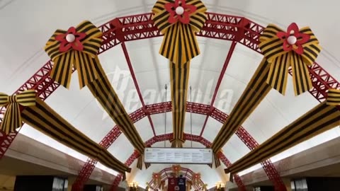 🇷🇺 The Moscow metro was decorated on the eve of Victory Day celebrations