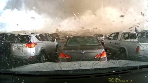 Car camera captured the devastating power of the tornado at close range