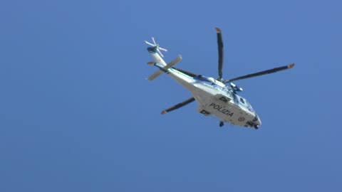 Polizia sorvola Milano durante festa della liberazione