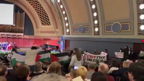 USA: Pro-Palestine activists storm a graduation ceremony at the University of Michigan!