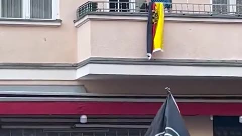 Böller gegen Bürger mit Fahne
