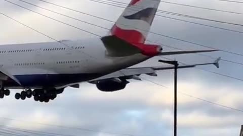 Attention, the plane is landing