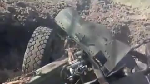 🇨🇳💥 Chinese projectile tore the barrel of the Russian howitzer!
