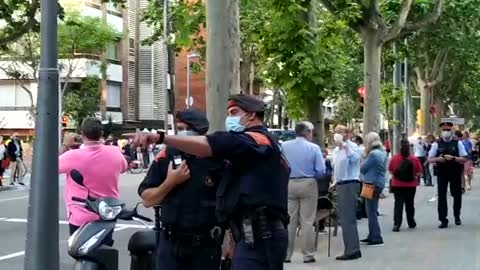 Catalanes pierden el miedo a la represión de Sánchez y marchan con banderas: "Sánchez vete" (1)