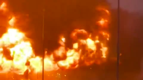 EXPLOSION ON I-95! Petroleum tanker truck collides with vehicle in Norwalk, CT,