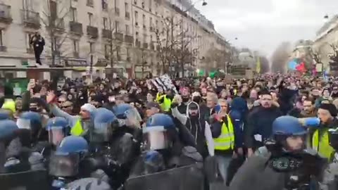 🇫🇷 The French System: Pig Sandwich Cops surrounded by Protesters during an anti government Protest