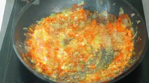 Cooking dinner in 10 min! I always cook pasta this way. Tagliatelle with minced meat and tomatoes.